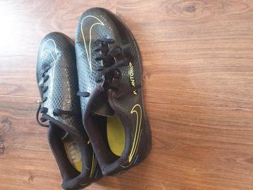 Voetbal schoenen mt 38 zgan merk nike beschikbaar voor biedingen