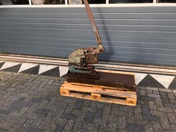 Grote knipschaar beschikbaar voor biedingen