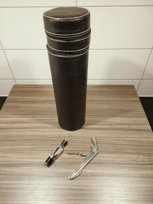 Leren Wijnfles Koker met Kurkentrekker, Schenktuit, Dop/Kurk, Hobby en Vrije tijd, Picknickmanden, Zo goed als nieuw, Ophalen of Verzenden