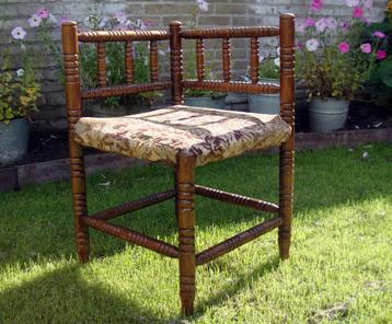 Vintage / brocante stoel hoekstoel met stoffen zitting beschikbaar voor biedingen