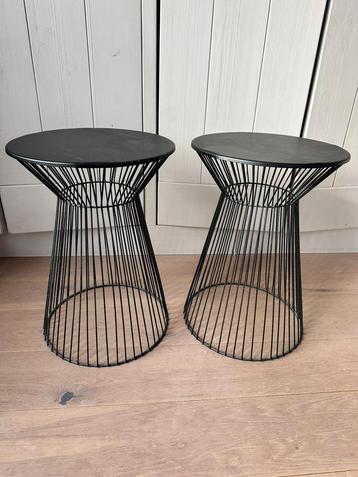 Zwarte metalen bijzettafeltjes beschikbaar voor biedingen