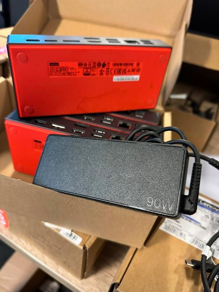 Lenovo Universal USB-C Dock v2 (40B7) 59 p.st of 6 voor 295, Computers en Software, Dockingstations, Zo goed als nieuw, Docking station