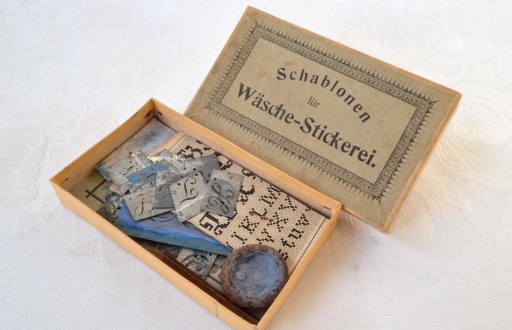 Antiek doosje met metalen sjablonen letters ~1930, Borduren, Hobby en Vrije tijd, Borduren en Borduurmachines, Gebruikt, Patroon