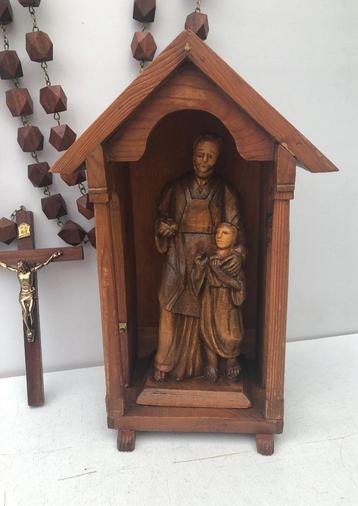 Houten Kapel met houten religie beeld 