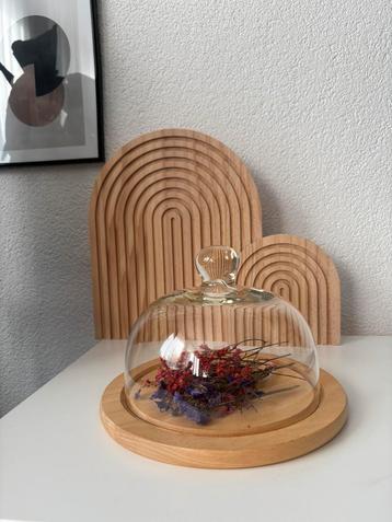 Glazen stolp met houten onderbord – incl. droogbloemen beschikbaar voor biedingen