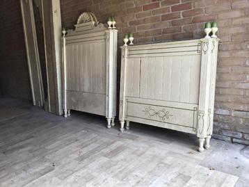 Set van 2x Jugendstil bedden (90x190 cm) met nachtkastje beschikbaar voor biedingen