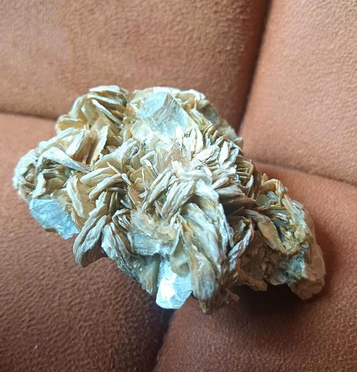 Aquamarijn op Muscoviet & Mica, Verzamelen, Mineralen en Fossielen, Ophalen of Verzenden