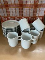 10 witte kop en schotels met subtiel streepjespatroon, Gebruikt, Keramiek, Ophalen of Verzenden, Effen