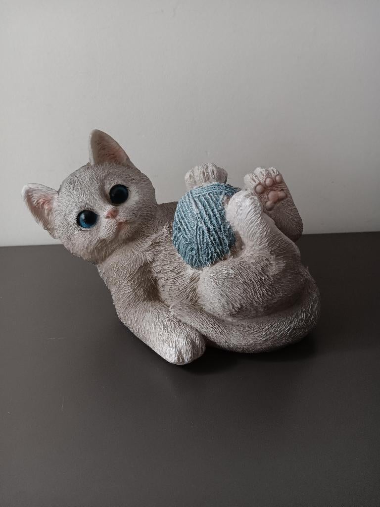 Beeldje Kat met Wol Hard Kunststof, Verzamelen, Beelden en Beeldjes, Gebruikt, Dier, Ophalen of Verzenden