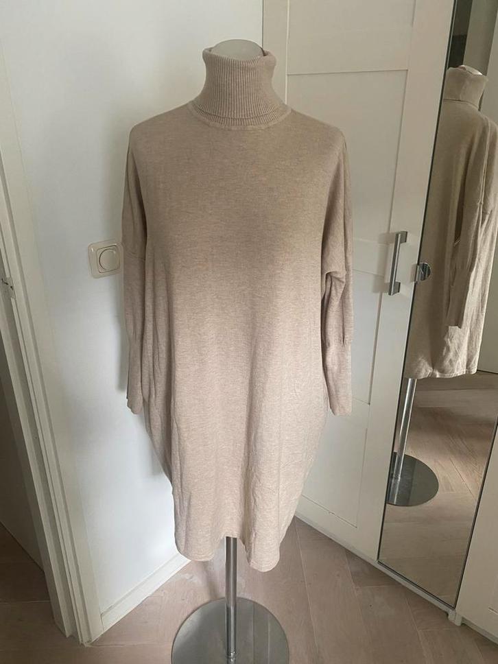 Beige coltrui jurk - Purple Queen - Maat M nieuw, Kleding | Dames, Jurken, Nieuw, Maat 38/40 (M), Beige, Boven de knie, Ophalen of Verzenden