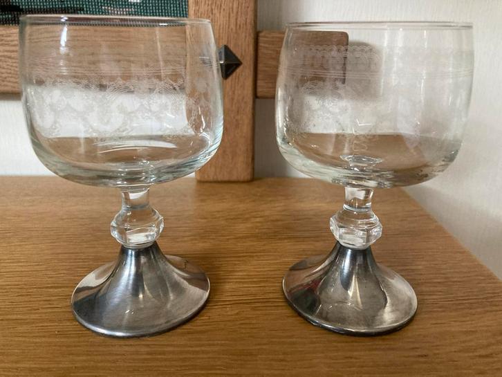 2 oude geëtste glaasjes met verzilverde voet hoog 12 cm, Antiek en Kunst, Antiek | Glas en Kristal, Ophalen of Verzenden