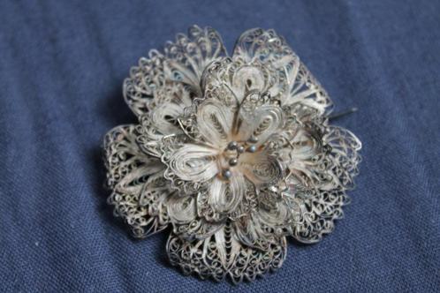 Bloembroche zilver (900) filigrain, haakje stuk., Antiek en Kunst, Antiek | Goud en Zilver, Zilver, Ophalen of Verzenden