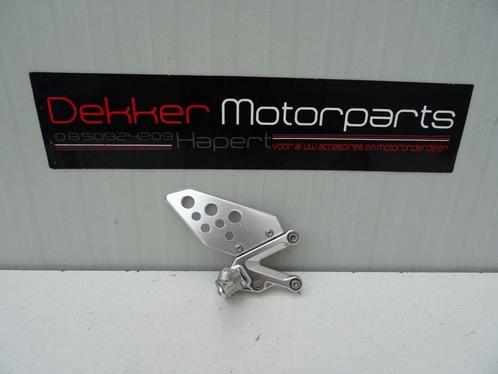 Rechter Voetsteun / Schetsplaat Aprilia RSV1000 / Tuono 2004, Motoren, Onderdelen | Overige, Gebruikt, Ophalen of Verzenden