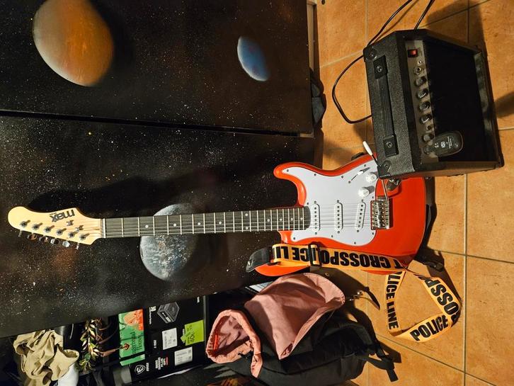 Rode max gitaar met diverse accessoires, Muziek en Instrumenten, Snaarinstrumenten | Gitaren | Elektrisch, Zo goed als nieuw, Solid body