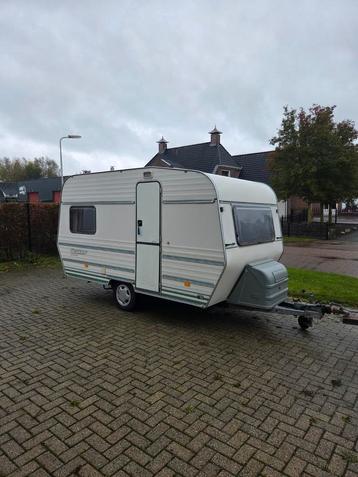 Leuke caravan met voortent en partytent! beschikbaar voor biedingen