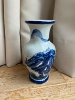 Delfts blauwe vaas met handbeschilderd chinees landschap, Ophalen of Verzenden