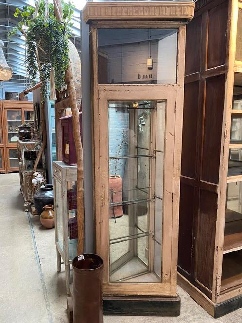 Unieke antieke teakhouten vitrinekast met beige patina., Huis en Inrichting, Woonaccessoires | Overige, Zo goed als nieuw, Ophalen of Verzenden