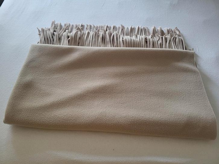 Grote fleece omslagdoek/ cape met split / beige, Kleding | Dames, Mutsen, Sjaals en Handschoenen, Gedragen, Sjaal, Ophalen of Verzenden