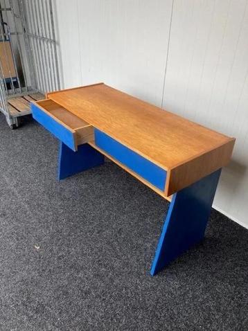 Vintage bureau beschikbaar voor biedingen