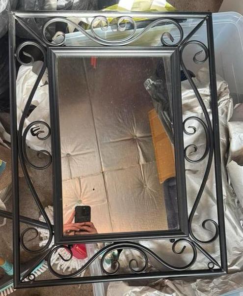 Zwarte smeedijzeren wandspiegel – klassiek & stijlvol, Huis en Inrichting, Woonaccessoires | Spiegels, Zo goed als nieuw, 50 tot 75 cm