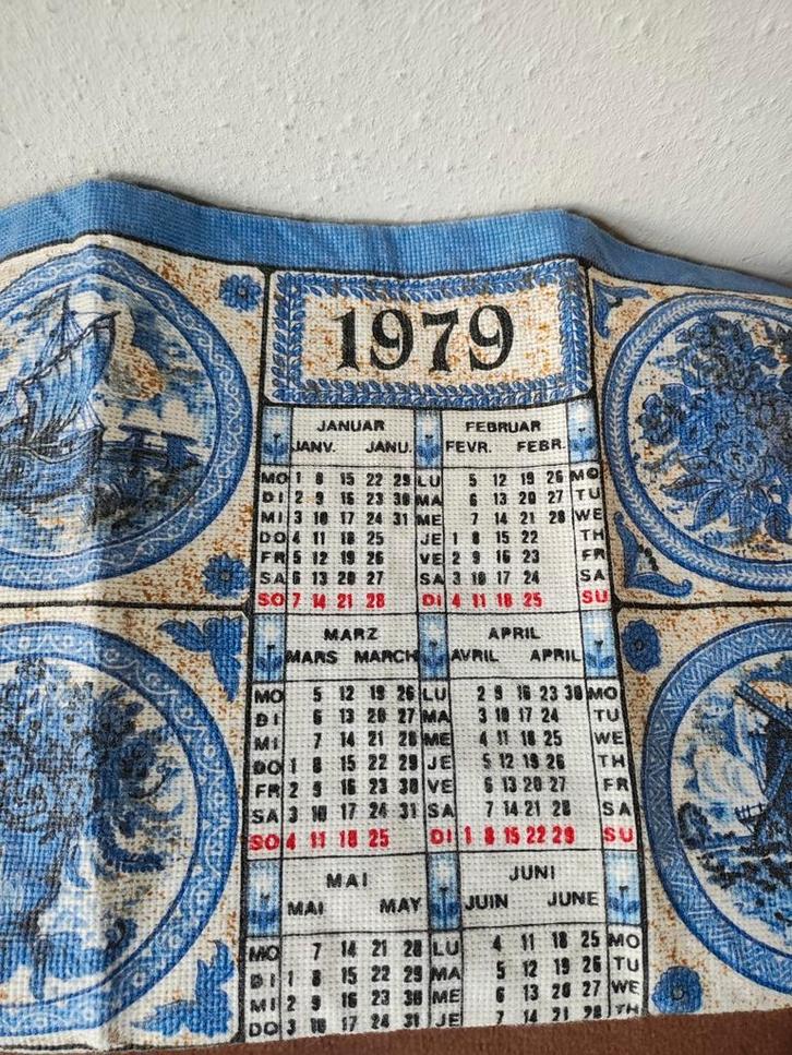 Mooie kalenderdoek 'Delfts Blauw' uit 1979 om op te hangen, Antiek en Kunst, Curiosa en Brocante, Verzenden