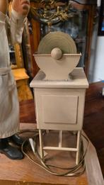 Bewegende etalage automaat opticien - slijpen brillenglazen, Ophalen