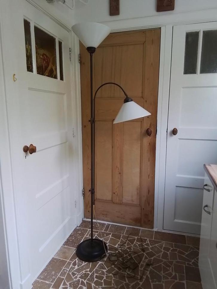 Landelijke bronzen lampen met melkwitte glazen kappen, Huis en Inrichting, Lampen | Vloerlampen, Gebruikt, Minder dan 100 cm, Glas