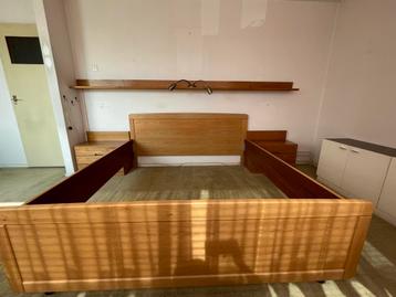 Bedombouw, nachtkastjes en planken incl nachtlampjes t.e.a.b