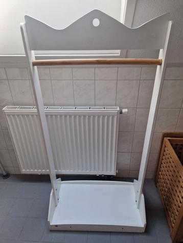 Kinder Kledingrek - Wit met Houten Stang beschikbaar voor biedingen