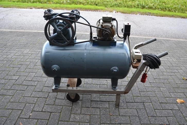 Solide, robuuste zuigercompressor, Doe-het-zelf en Verbouw, Compressors, Gebruikt, 6 tot 10 bar, 100 liter of meer, Minder dan 200 liter/min