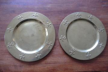 messing onderbord met lelies - 2 stuks beschikbaar voor biedingen