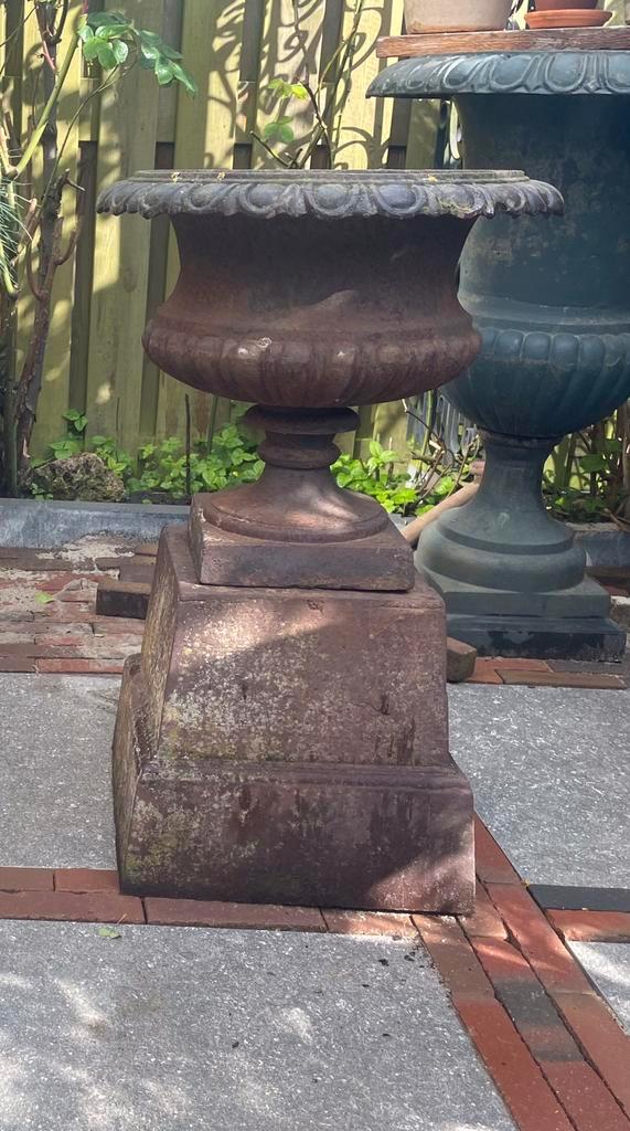 gietijzeren tuinvaas bloempot op console, Tuin en Terras, Tuinvazen, Gebruikt, Ophalen