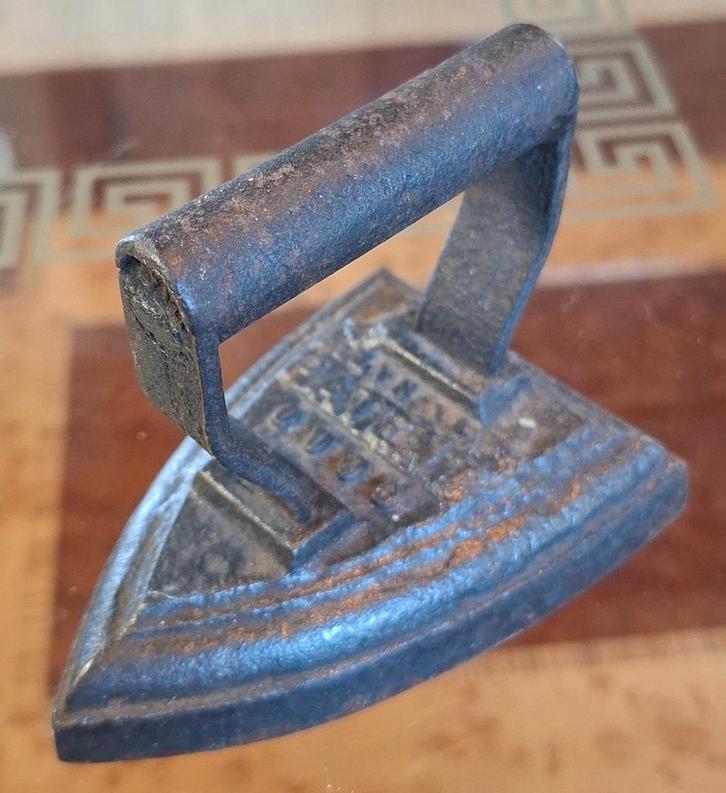 Antiek Strijkijzer Kachelbout 1893, Antiek en Kunst, Antiek | Overige Antiek, Ophalen of Verzenden