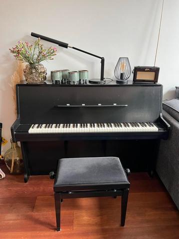 Rippen Piano met kruk en lamp. teab! beschikbaar voor biedingen