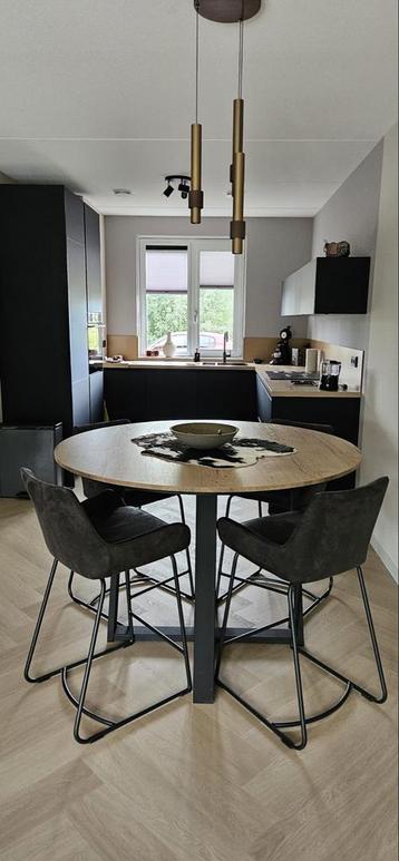 Hoge Eettafel met 4 Krukken beschikbaar voor biedingen