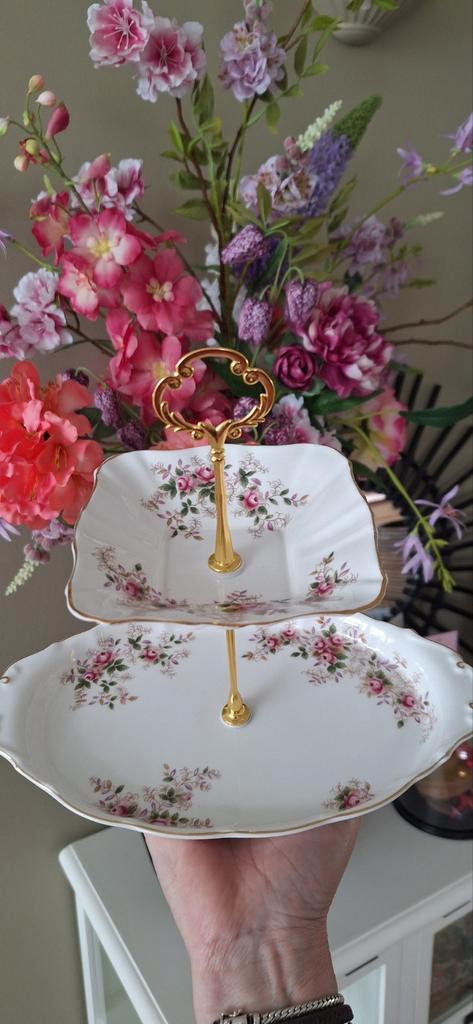 Royal Albert Lavender Rose etagere handmade €35,00, Huis en Inrichting, Woonaccessoires | Etagères, Zo goed als nieuw, Ophalen of Verzenden