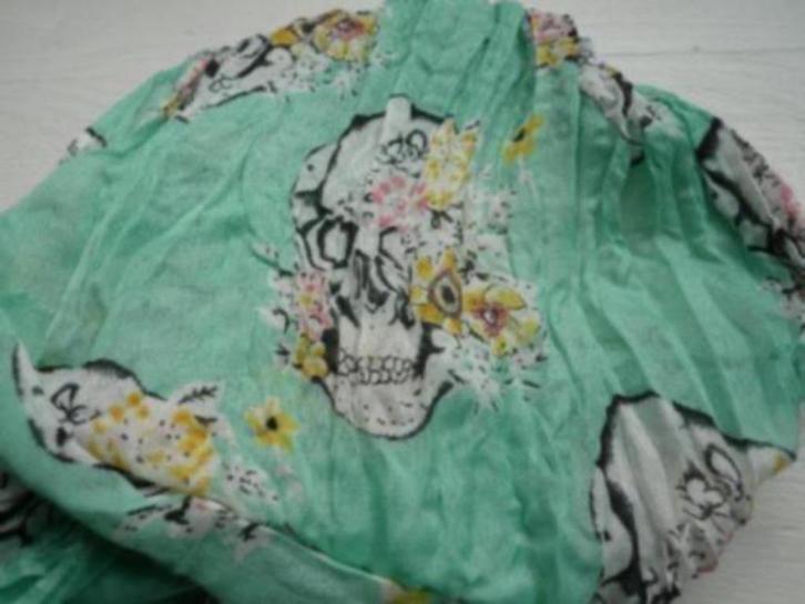 Leuke kol / sjaal groen en print rock en roll / doodskop, Kleding | Dames, Mutsen, Sjaals en Handschoenen, Zo goed als nieuw, Sjaal