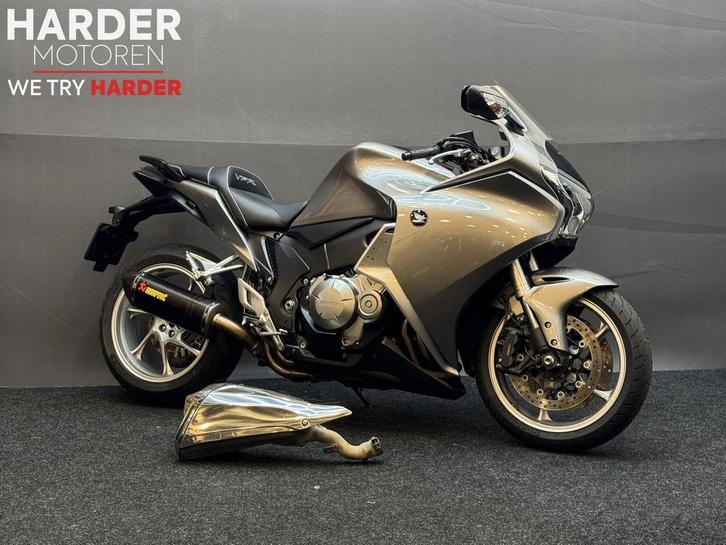 HONDA VFR 1200 F/AKRA/BAGSTER/ORI NL/TOPSTAAT/GARANTIE!, Motoren, Motoren | Honda, Bedrijf, Sport, meer dan 35 kW, 4 cilinders