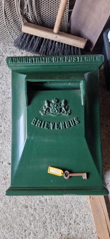 Oude groene brievenbus 'Administratie der Posterijen' beschikbaar voor biedingen