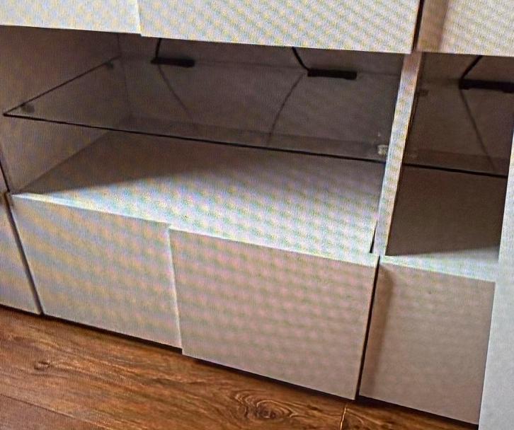 Modern TV-meubel met glazen plank, Huis en Inrichting, Kasten | Stellingkasten, Gebruikt, Ophalen of Verzenden