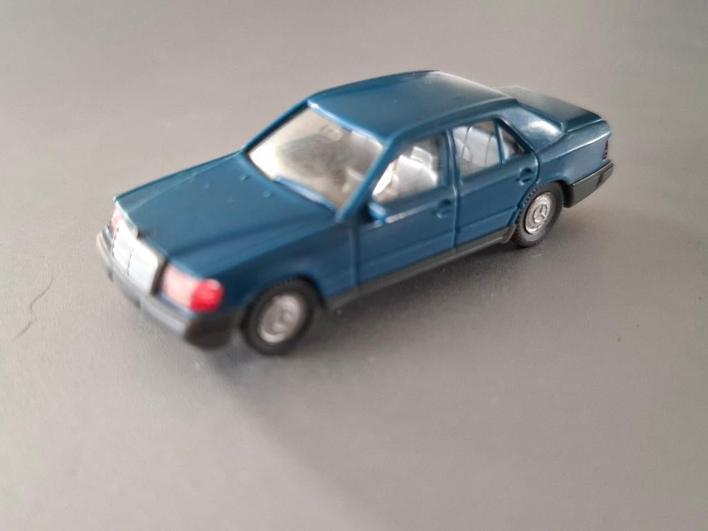 1:87 Mercedes 200/300 W124 blauw Wiking € 4, Hobby en Vrije tijd, Modelauto's | 1:87, Ophalen of Verzenden, Zo goed als nieuw