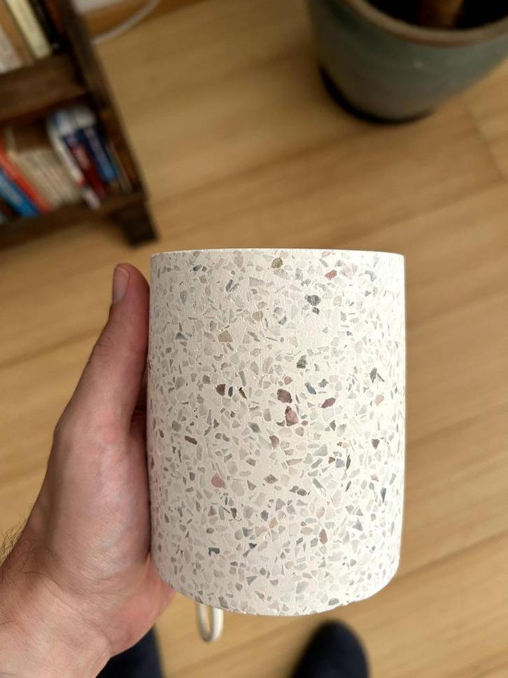 Design tafellamp – witte granietlook van IKEA, Huis en Inrichting, Lampen | Tafellampen, Zo goed als nieuw, Minder dan 50 cm, Ophalen