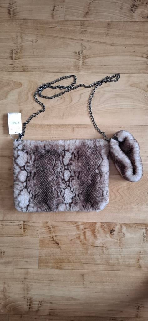 GLOEDNIEUWE Heerlijk zachte Fluffy tas met polsbandje., Ophalen of Verzenden, Nieuw
