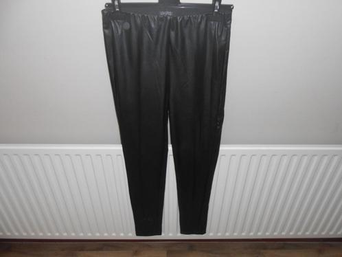 Zwarte leather look legging maat S van Levv, Kleding | Dames, Leggings, Maillots en Panty's, Zo goed als nieuw, Legging, Maat 36/38 (S)