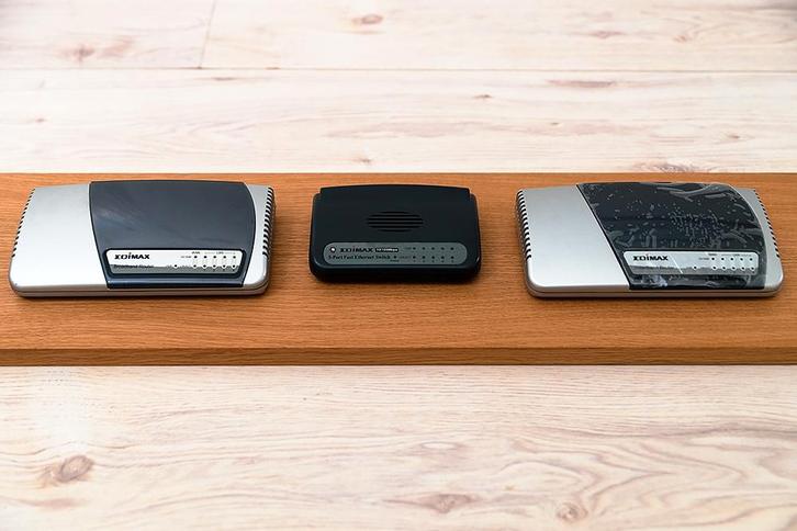 Ethernet Routers + Switch, Computers en Software, Netwerk switches, Zo goed als nieuw, Ophalen of Verzenden