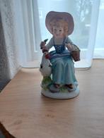 Biscuit porselein, ongeglazuurd. Meisje met kip en mand, Antiek en Kunst, Antiek | Porselein, Ophalen of Verzenden