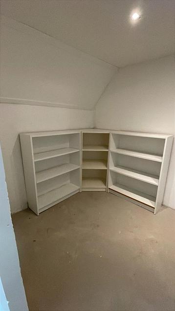 Billy hoekkast wit,  laag beschikbaar voor biedingen