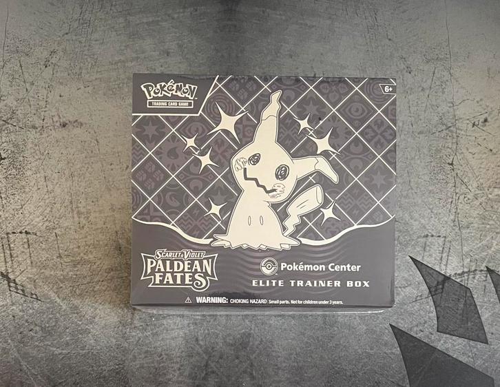 Paldean Fates Pokemon Center ETB, Hobby en Vrije tijd, Verzamelkaartspellen | Pokémon, Nieuw, Boosterbox, Foil, Ophalen of Verzenden