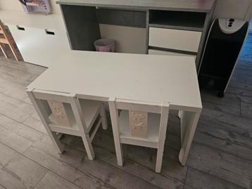 Ikea tafeltje met 2 stoeltjes beschikbaar voor biedingen