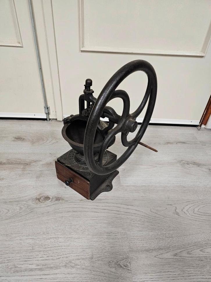 Gietijzeren koffiemolen Peugeot  voor €25,-!, Antiek en Kunst, Antiek | Keukenbenodigdheden, Ophalen